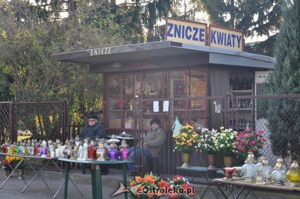 Ceny zniczy i chryzantem przy cmentarzu parafialnym w Ostrołęce [27.X.2011] - zdjęcie #21 - eOstroleka.pl