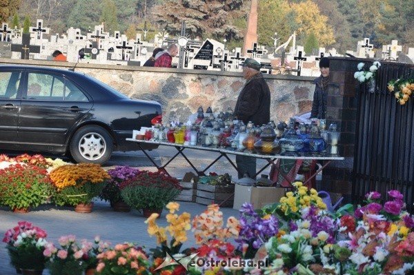 Ceny zniczy i chryzantem przy cmentarzu parafialnym w Ostrołęce [27.X.2011] - zdjęcie #5 - eOstroleka.pl