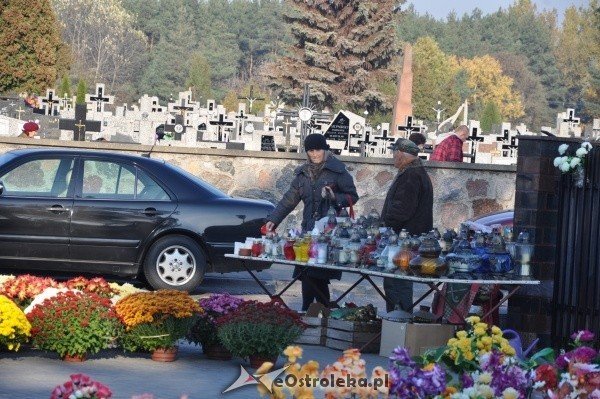 Ceny zniczy i chryzantem przy cmentarzu parafialnym w Ostrołęce [27.X.2011] - zdjęcie #25 - eOstroleka.pl