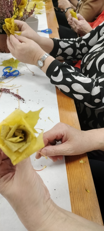 Wrzosowe inspiracje w Lelisie: seniorzy rozkwitają kreatywnością [30.10.2025] - zdjęcie #19 - eOstroleka.pl