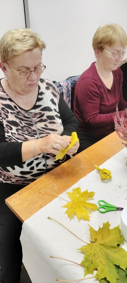 Wrzosowe inspiracje w Lelisie: seniorzy rozkwitają kreatywnością [30.10.2025] - zdjęcie #18 - eOstroleka.pl