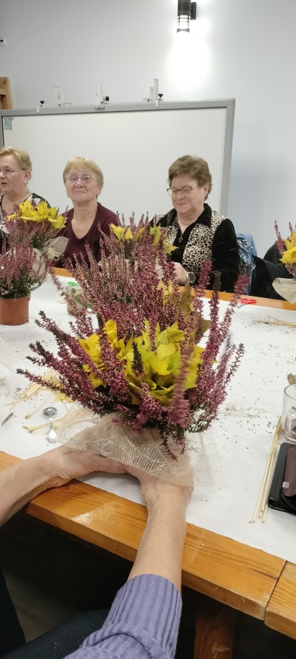 Wrzosowe inspiracje w Lelisie: seniorzy rozkwitają kreatywnością [30.10.2025] - zdjęcie #17 - eOstroleka.pl