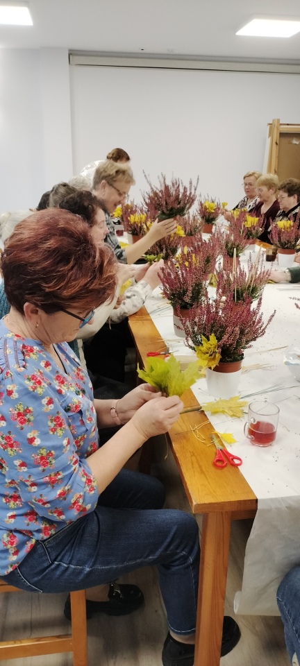 Wrzosowe inspiracje w Lelisie: seniorzy rozkwitają kreatywnością [30.10.2025] - zdjęcie #16 - eOstroleka.pl