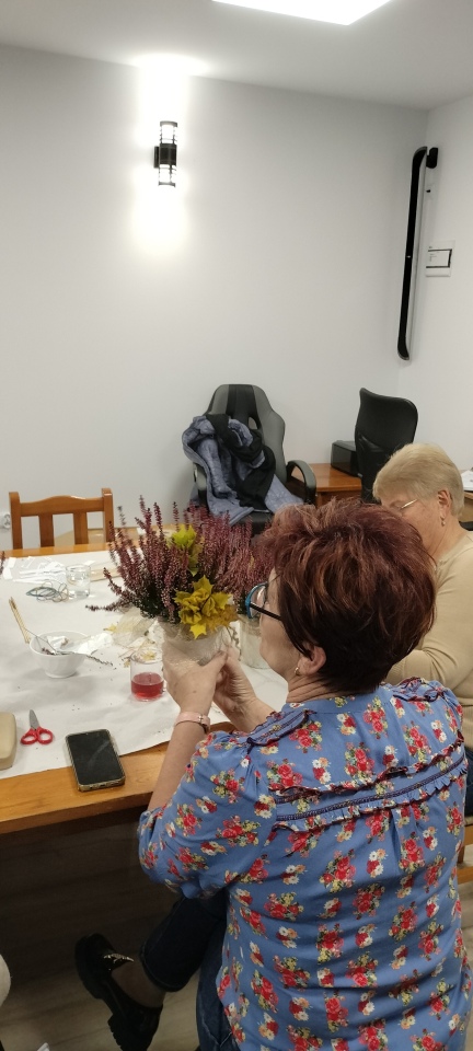 Wrzosowe inspiracje w Lelisie: seniorzy rozkwitają kreatywnością [30.10.2025] - zdjęcie #15 - eOstroleka.pl