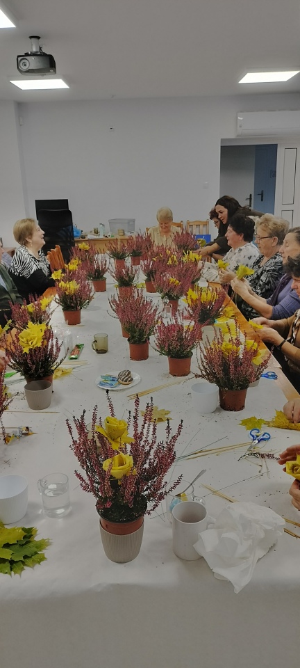 Wrzosowe inspiracje w Lelisie: seniorzy rozkwitają kreatywnością [30.10.2025] - zdjęcie #10 - eOstroleka.pl