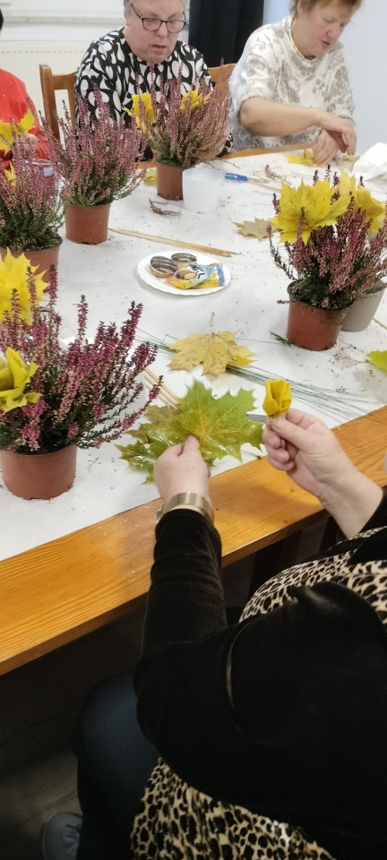 Wrzosowe inspiracje w Lelisie: seniorzy rozkwitają kreatywnością [30.10.2025] - zdjęcie #8 - eOstroleka.pl