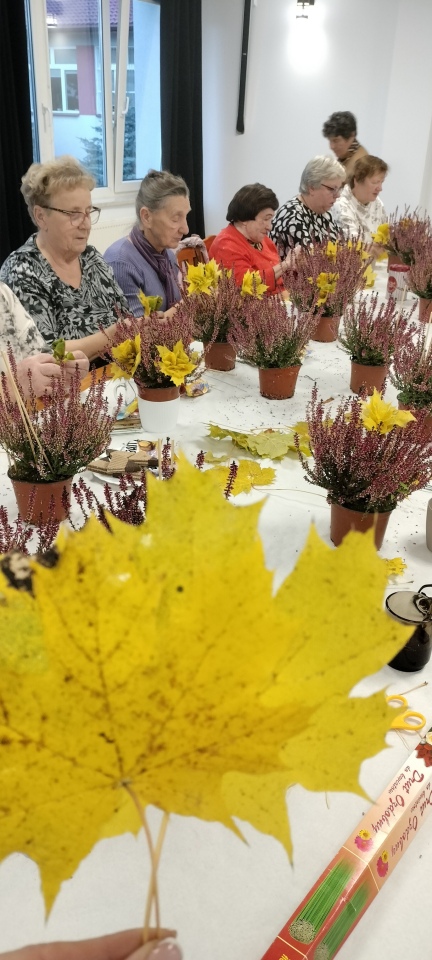 Wrzosowe inspiracje w Lelisie: seniorzy rozkwitają kreatywnością [30.10.2025] - zdjęcie #6 - eOstroleka.pl