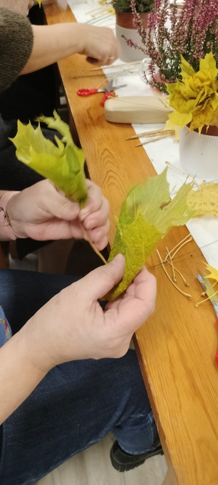 Wrzosowe inspiracje w Lelisie: seniorzy rozkwitają kreatywnością [30.10.2025] - zdjęcie #4 - eOstroleka.pl