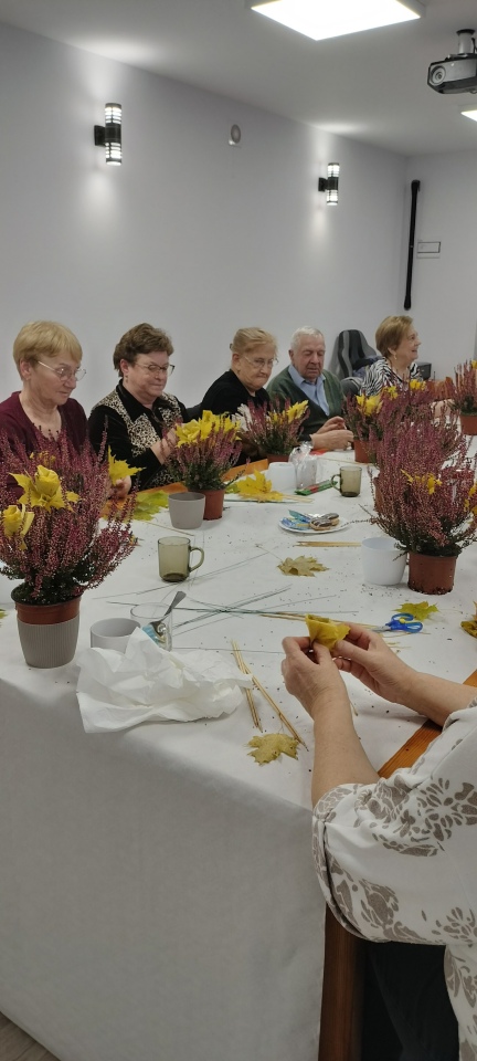 Wrzosowe inspiracje w Lelisie: seniorzy rozkwitają kreatywnością [30.10.2025] - zdjęcie #1 - eOstroleka.pl