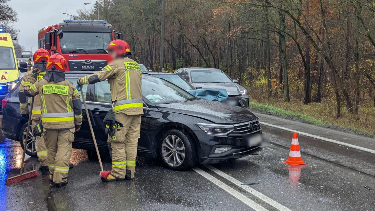 Wypadek przy ul. Warszawskiej w Ostrołęce [3.11.2025] - zdjęcie #15 - eOstroleka.pl