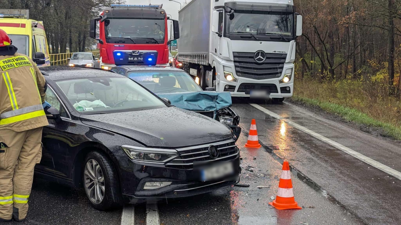 Wypadek przy ul. Warszawskiej w Ostrołęce [3.11.2025] - zdjęcie #14 - eOstroleka.pl