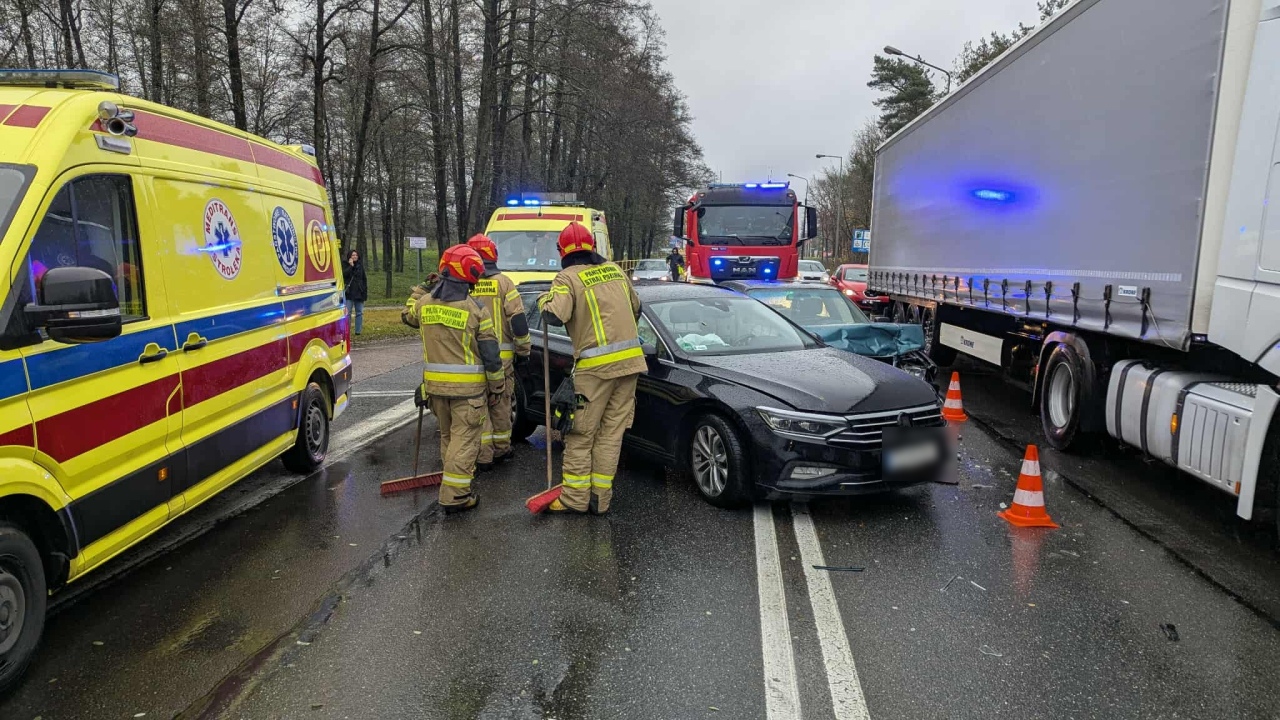 Wypadek przy ul. Warszawskiej w Ostrołęce [3.11.2025] - zdjęcie #13 - eOstroleka.pl