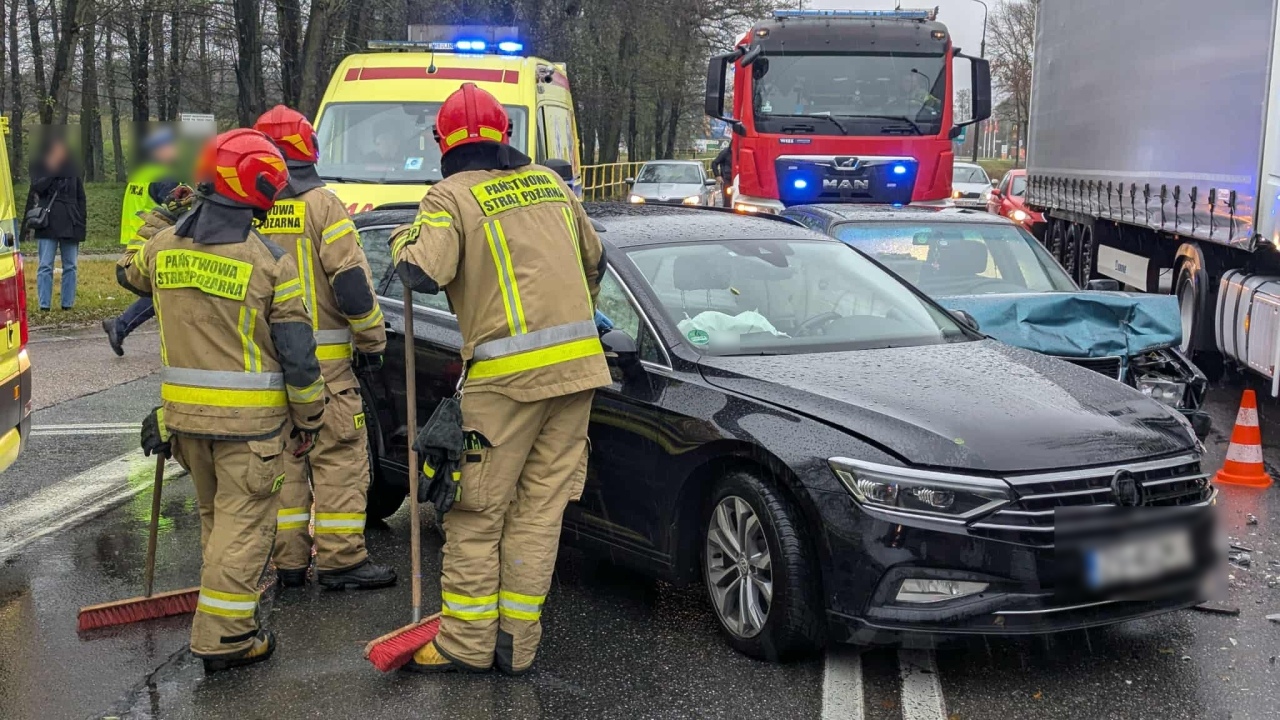 Wypadek przy ul. Warszawskiej w Ostrołęce [3.11.2025] - zdjęcie #12 - eOstroleka.pl