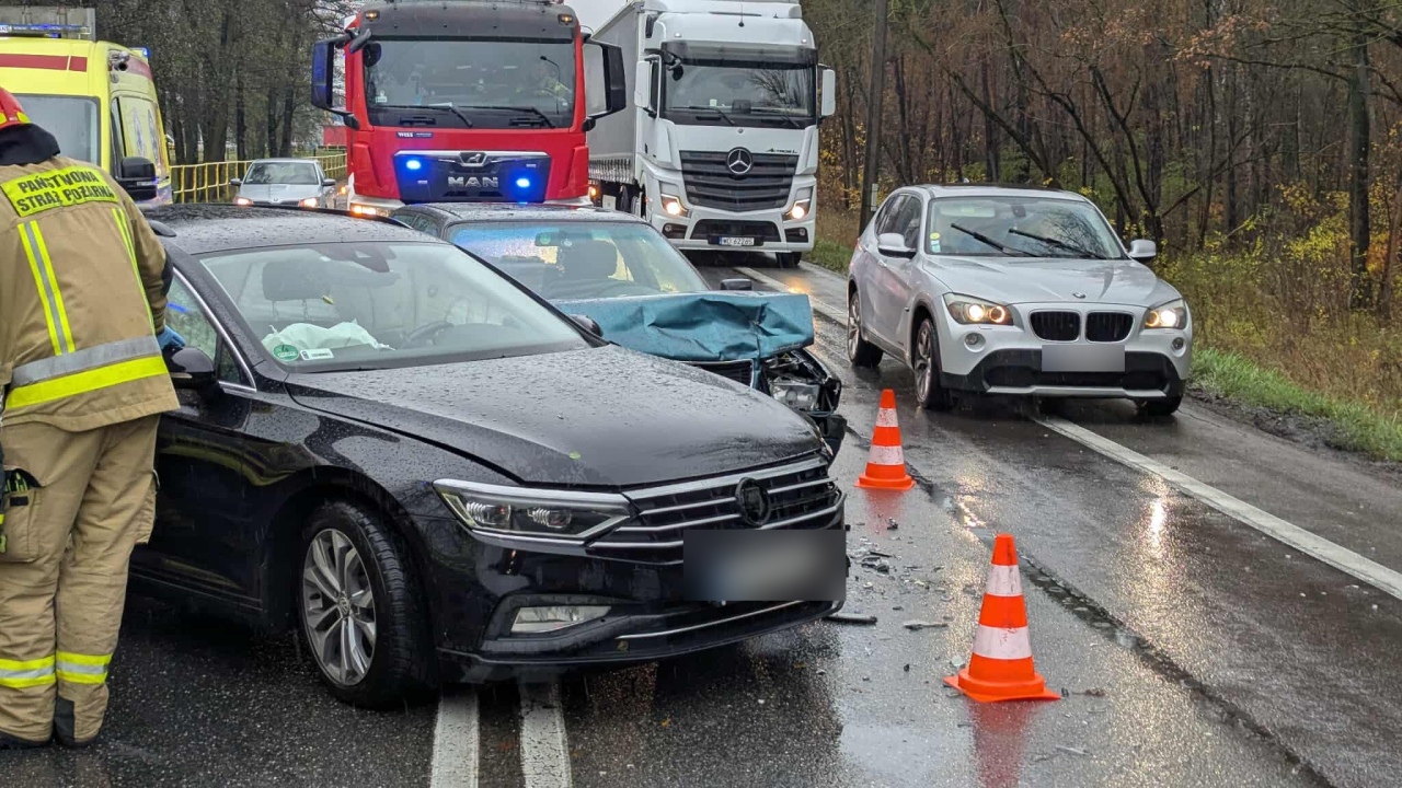 Wypadek przy ul. Warszawskiej w Ostrołęce [3.11.2025] - zdjęcie #10 - eOstroleka.pl