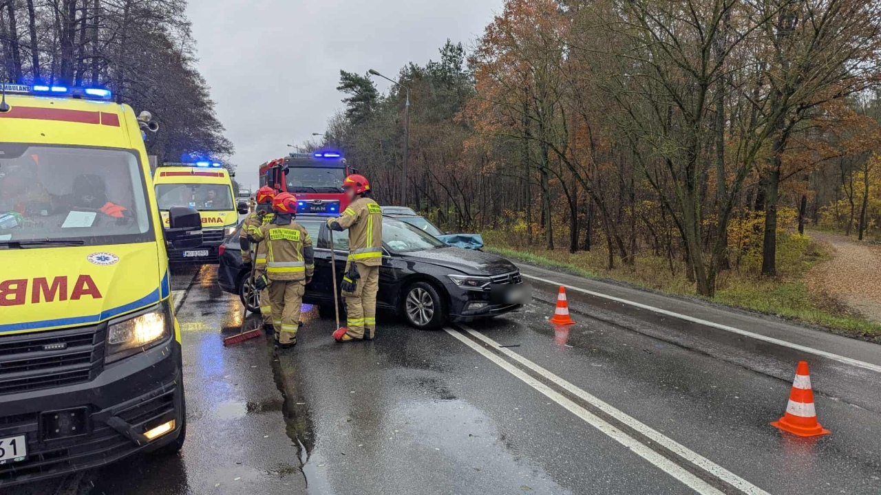 Wypadek przy ul. Warszawskiej w Ostrołęce [3.11.2025] - zdjęcie #9 - eOstroleka.pl