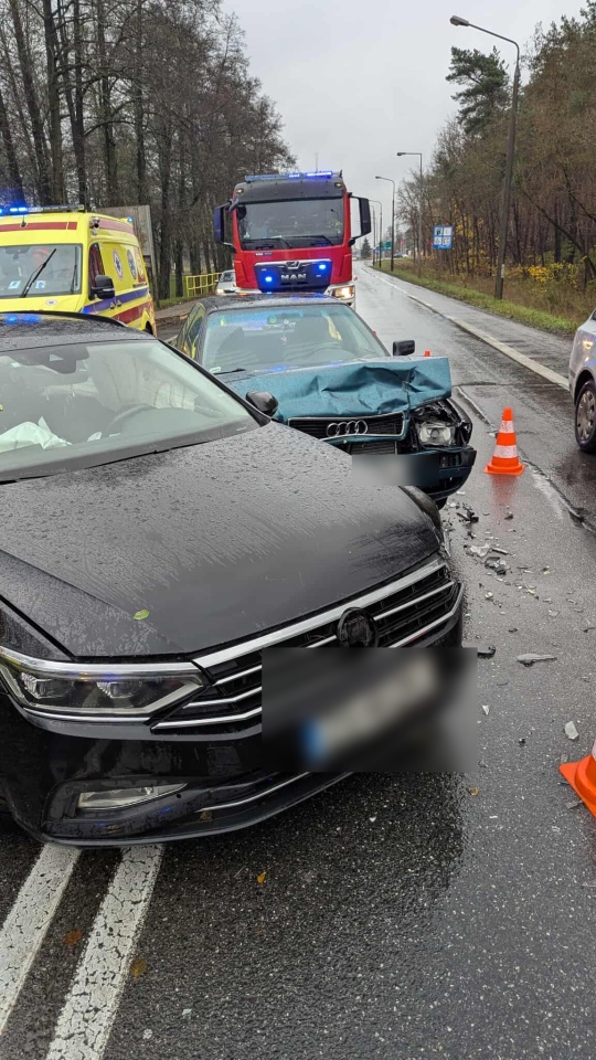 Wypadek przy ul. Warszawskiej w Ostrołęce [3.11.2025] - zdjęcie #8 - eOstroleka.pl