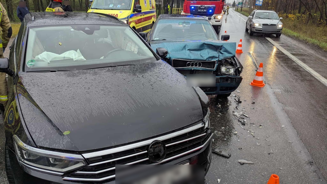 Wypadek przy ul. Warszawskiej w Ostrołęce [3.11.2025] - zdjęcie #7 - eOstroleka.pl