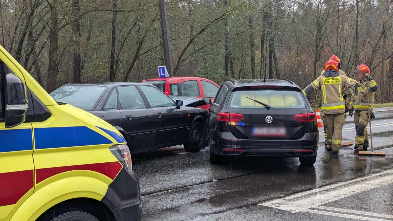 Wypadek przy ul. Warszawskiej w Ostrołęce [3.11.2025] - zdjęcie #6 - eOstroleka.pl