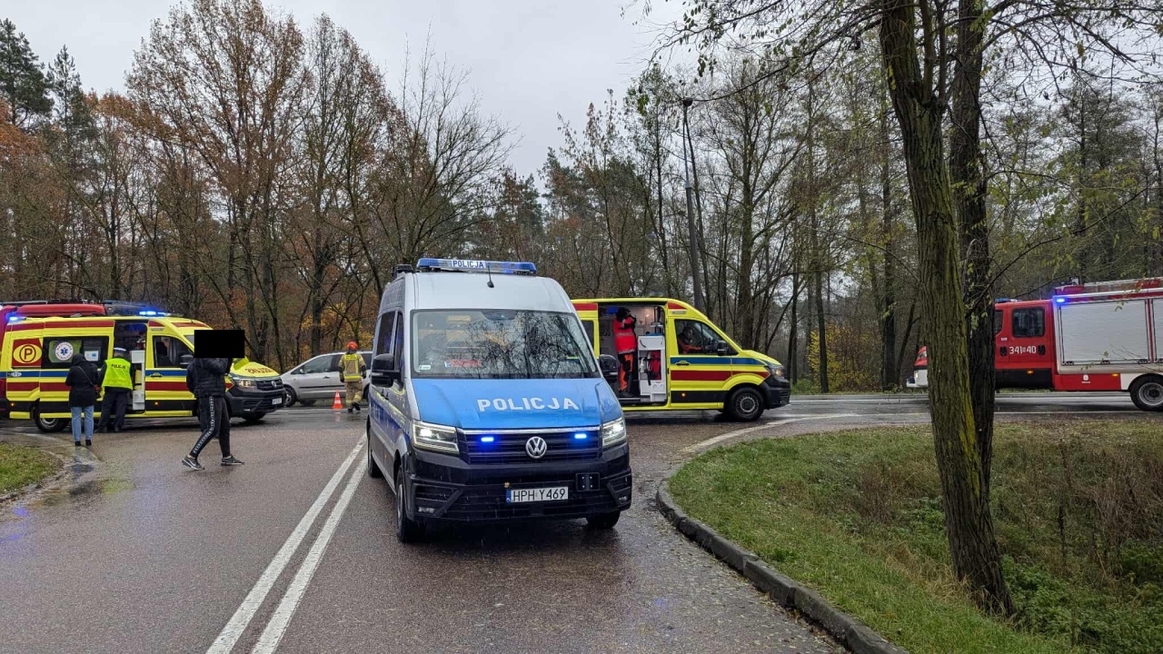 Wypadek przy ul. Warszawskiej w Ostrołęce [3.11.2025] - zdjęcie #5 - eOstroleka.pl