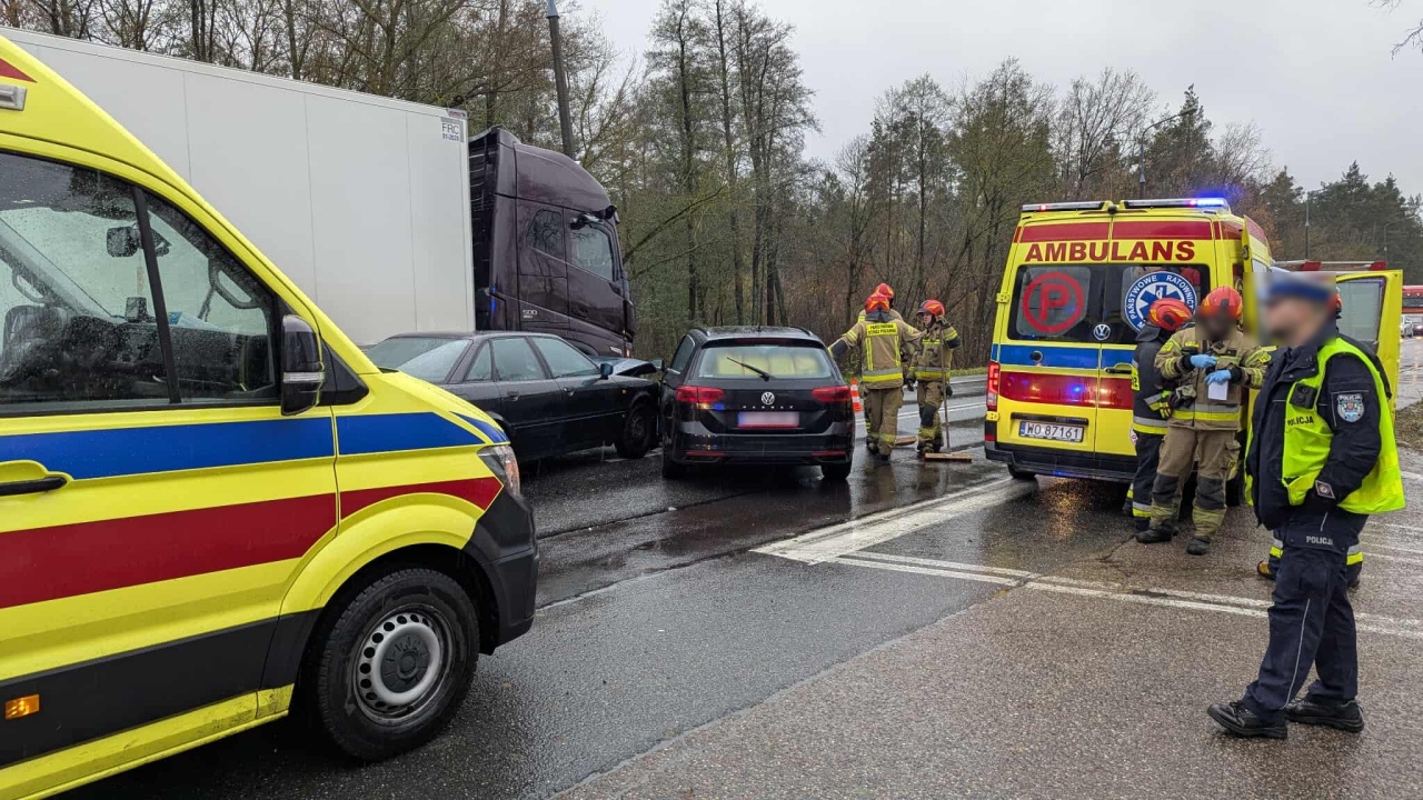 Wypadek przy ul. Warszawskiej w Ostrołęce [3.11.2025] - zdjęcie #4 - eOstroleka.pl