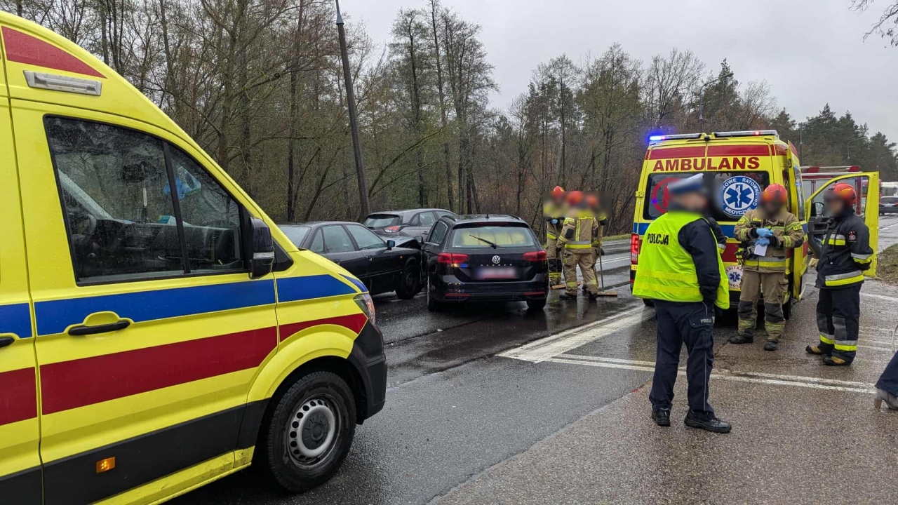 Wypadek przy ul. Warszawskiej w Ostrołęce [3.11.2025] - zdjęcie #2 - eOstroleka.pl