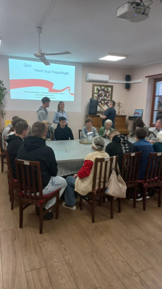 Międzypokoleniowy quiz „Niech żyje Niepodległa!” - seniorzy i uczniowie z „Metalówki” wspólnie świętują - zdjęcie #12 - eOstroleka.pl