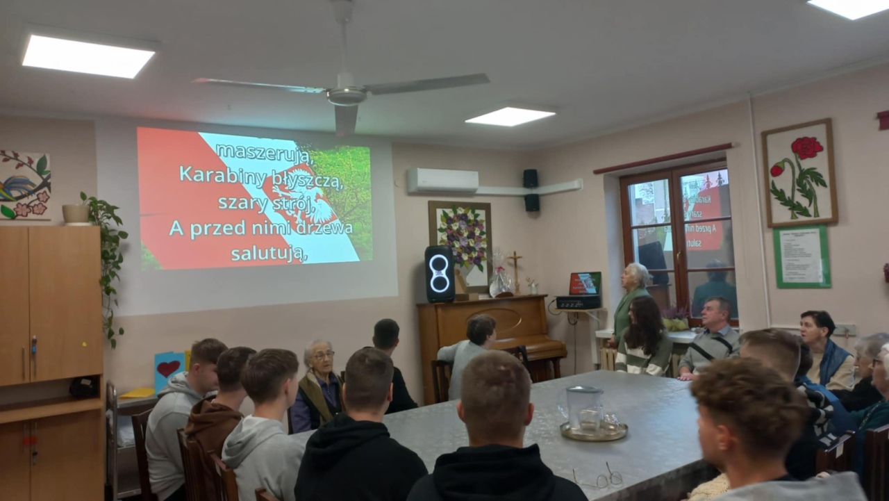 Międzypokoleniowy quiz „Niech żyje Niepodległa!” - seniorzy i uczniowie z „Metalówki” wspólnie świętują - zdjęcie #11 - eOstroleka.pl