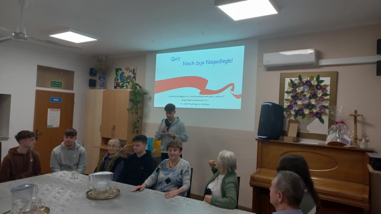 Międzypokoleniowy quiz „Niech żyje Niepodległa!” - seniorzy i uczniowie z „Metalówki” wspólnie świętują - zdjęcie #10 - eOstroleka.pl