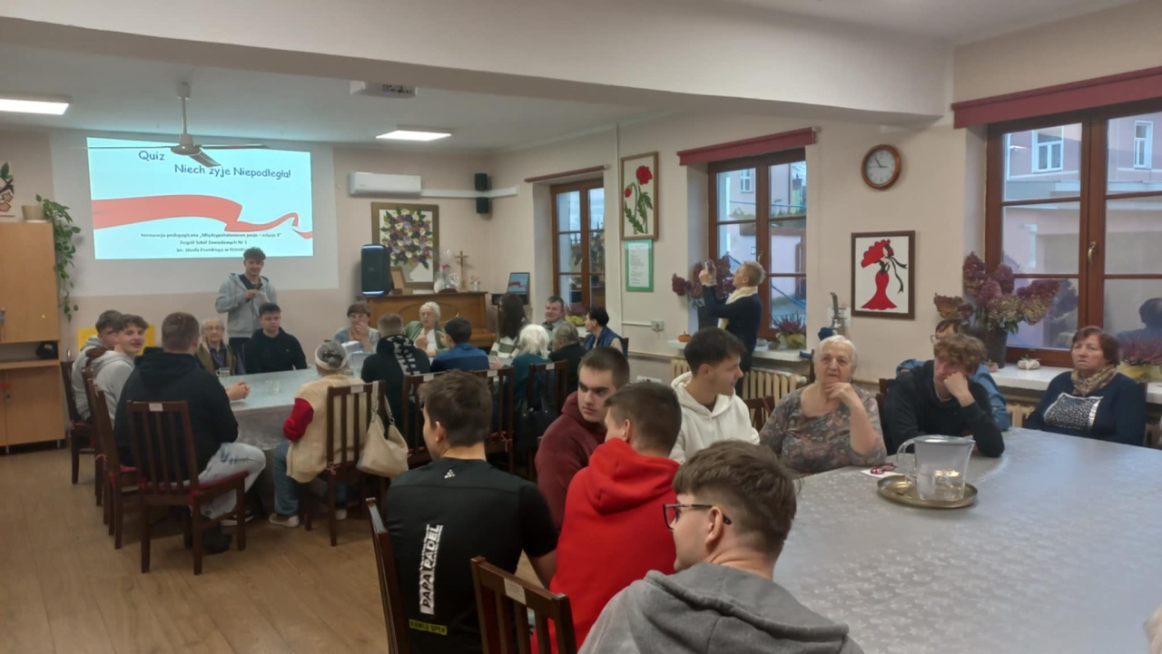 Międzypokoleniowy quiz „Niech żyje Niepodległa!” - seniorzy i uczniowie z „Metalówki” wspólnie świętują - zdjęcie #9 - eOstroleka.pl