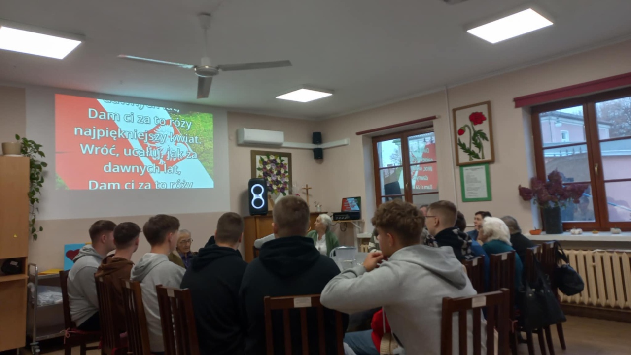 Międzypokoleniowy quiz „Niech żyje Niepodległa!” - seniorzy i uczniowie z „Metalówki” wspólnie świętują - zdjęcie #8 - eOstroleka.pl