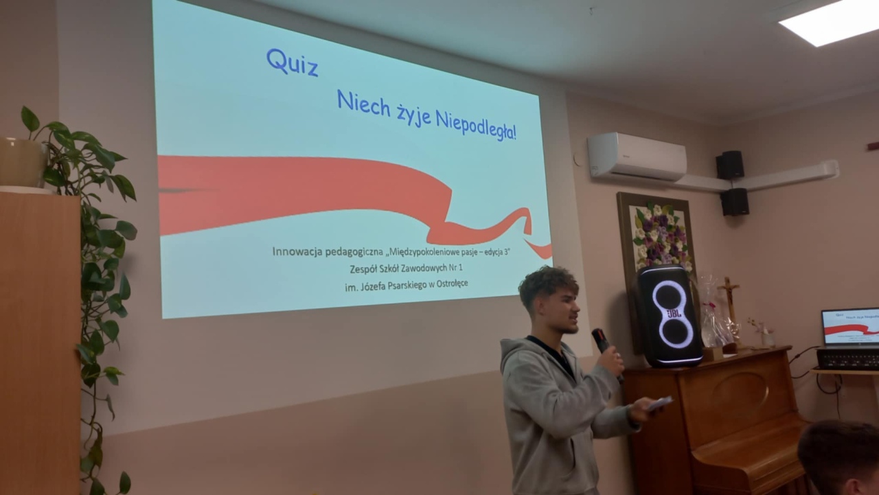 Międzypokoleniowy quiz „Niech żyje Niepodległa!” - seniorzy i uczniowie z „Metalówki” wspólnie świętują - zdjęcie #7 - eOstroleka.pl