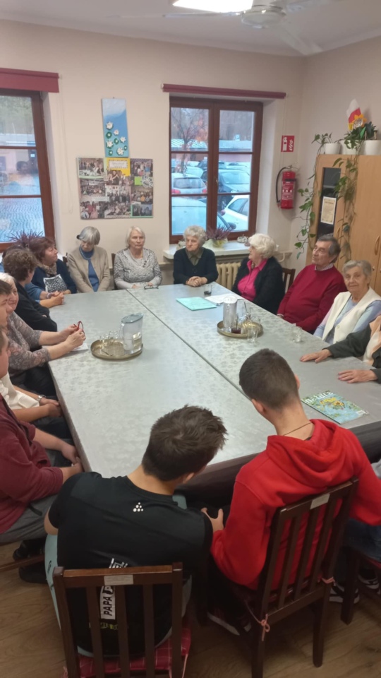 Międzypokoleniowy quiz „Niech żyje Niepodległa!” - seniorzy i uczniowie z „Metalówki” wspólnie świętują - zdjęcie #6 - eOstroleka.pl