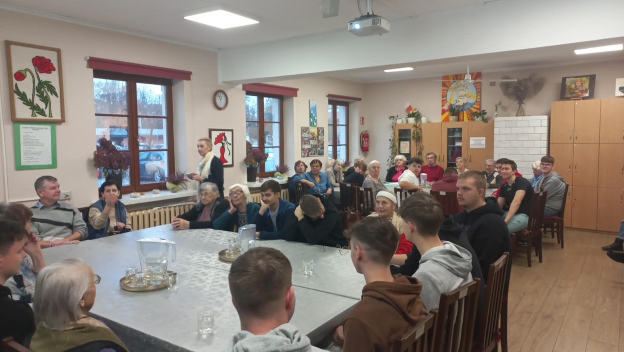 Międzypokoleniowy quiz „Niech żyje Niepodległa!” - seniorzy i uczniowie z „Metalówki” wspólnie świętują - zdjęcie #5 - eOstroleka.pl
