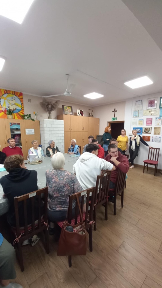 Międzypokoleniowy quiz „Niech żyje Niepodległa!” - seniorzy i uczniowie z „Metalówki” wspólnie świętują - zdjęcie #1 - eOstroleka.pl