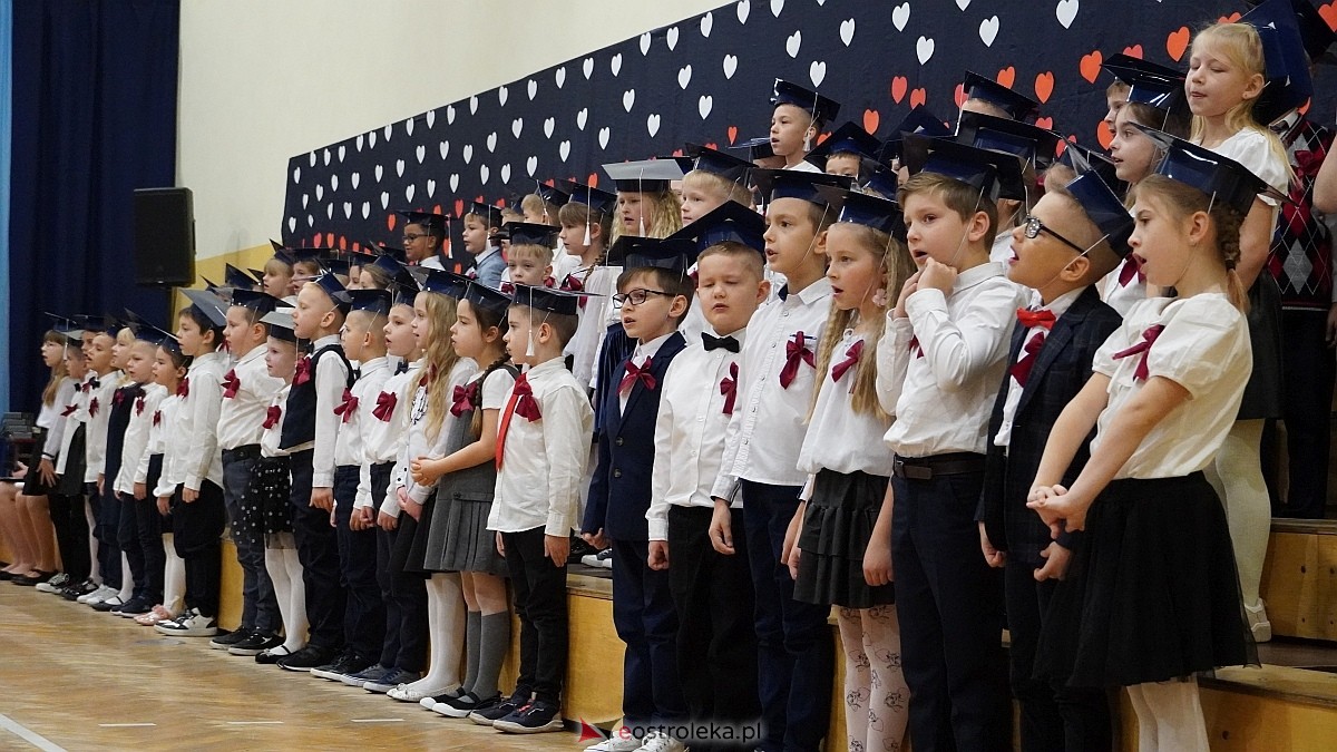 Pasowanie na ucznia  w Szkole Podstawowej nr 6 im. Orła Białego w Ostrołęce [07.11.2025] - zdjęcie #104 - eOstroleka.pl