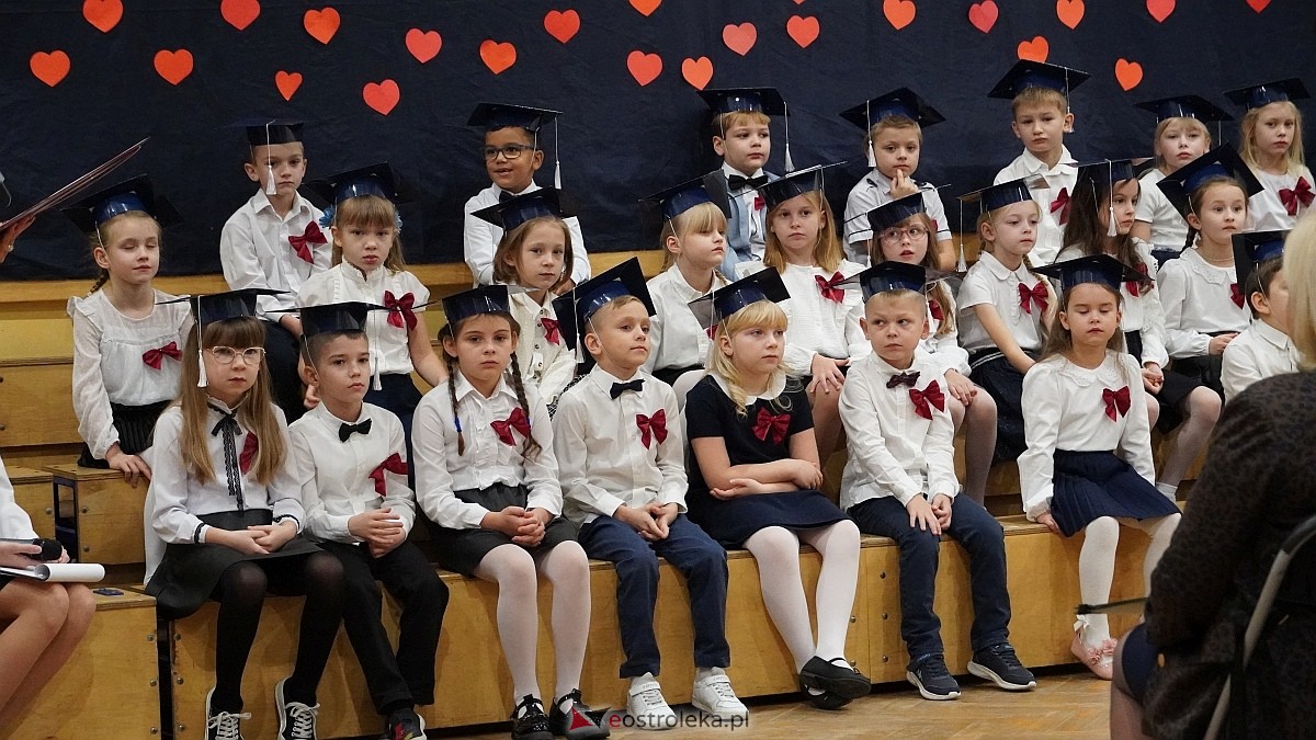 Pasowanie na ucznia  w Szkole Podstawowej nr 6 im. Orła Białego w Ostrołęce [07.11.2025] - zdjęcie #99 - eOstroleka.pl