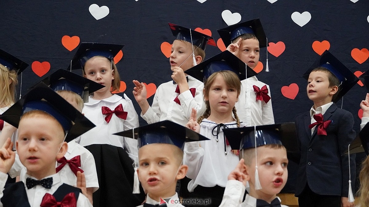Pasowanie na ucznia  w Szkole Podstawowej nr 6 im. Orła Białego w Ostrołęce [07.11.2025] - zdjęcie #59 - eOstroleka.pl