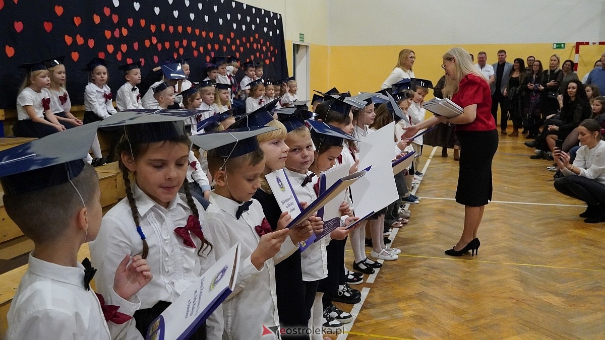 Pasowanie na ucznia  w Szkole Podstawowej nr 6 im. Orła Białego w Ostrołęce [07.11.2025] - zdjęcie #31 - eOstroleka.pl