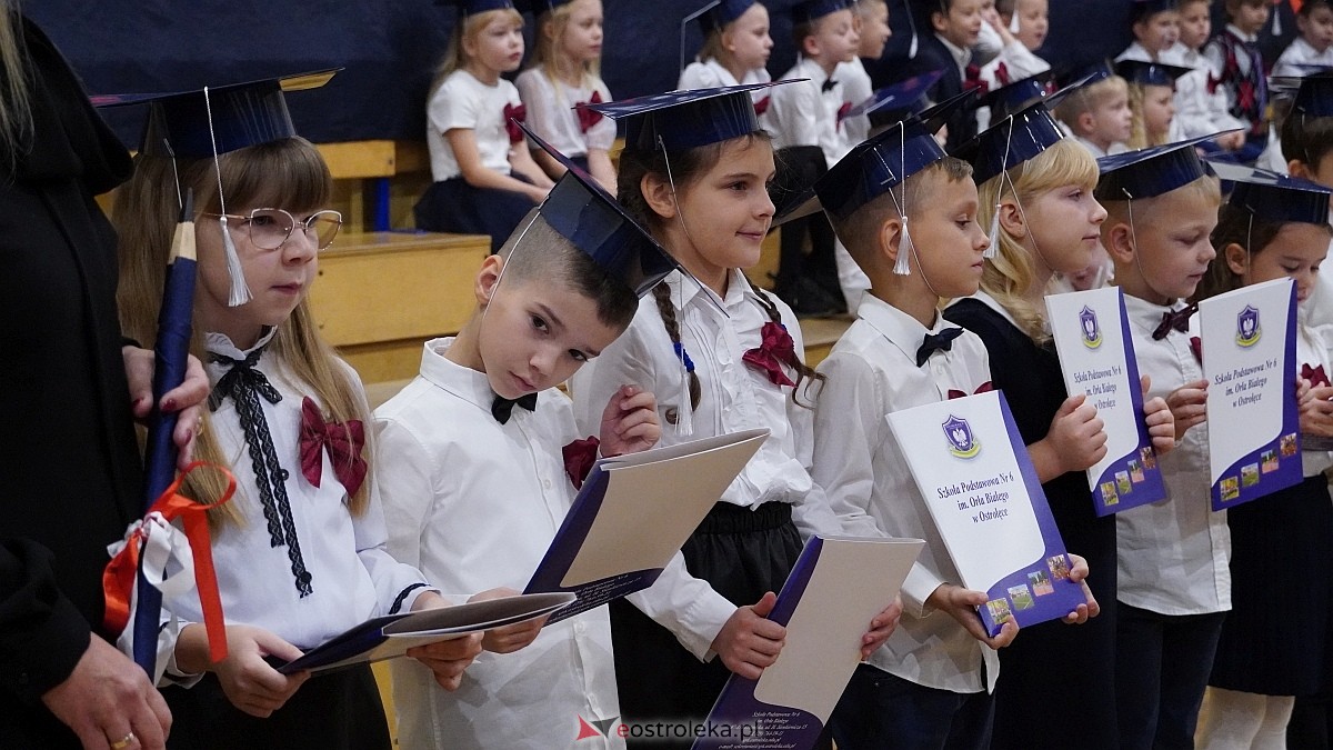 Pasowanie na ucznia  w Szkole Podstawowej nr 6 im. Orła Białego w Ostrołęce [07.11.2025] - zdjęcie #22 - eOstroleka.pl