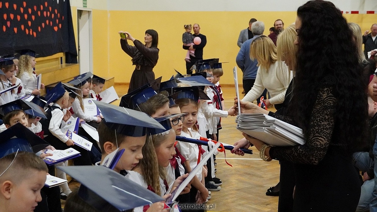 Pasowanie na ucznia  w Szkole Podstawowej nr 6 im. Orła Białego w Ostrołęce [07.11.2025] - zdjęcie #10 - eOstroleka.pl