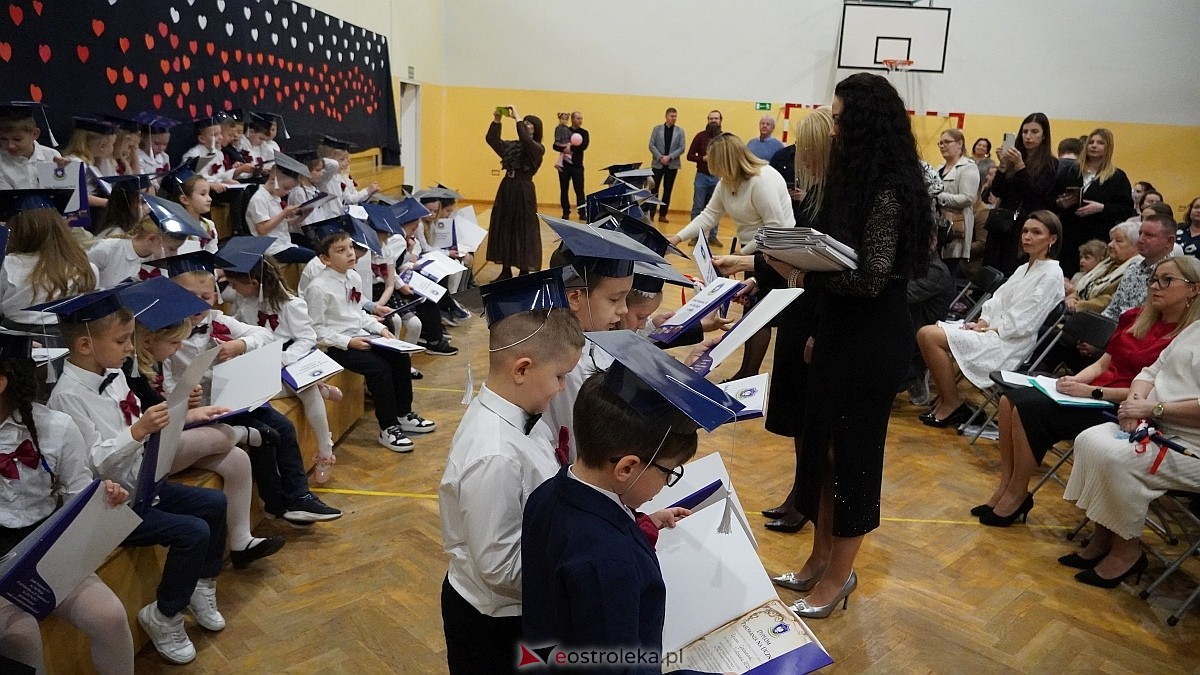 Pasowanie na ucznia  w Szkole Podstawowej nr 6 im. Orła Białego w Ostrołęce [07.11.2025] - zdjęcie #6 - eOstroleka.pl