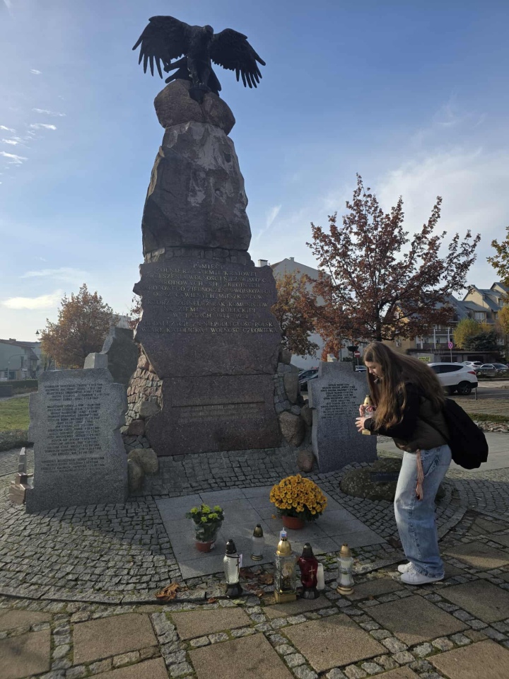 Akcja Płomień Pamięci w SP 4 [07.11.2025] - zdjęcie #15 - eOstroleka.pl