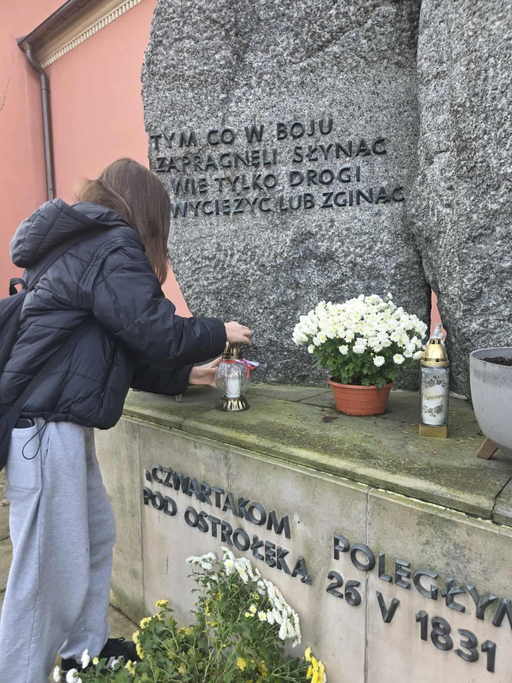 Akcja Płomień Pamięci w SP 4 [07.11.2025] - zdjęcie #5 - eOstroleka.pl