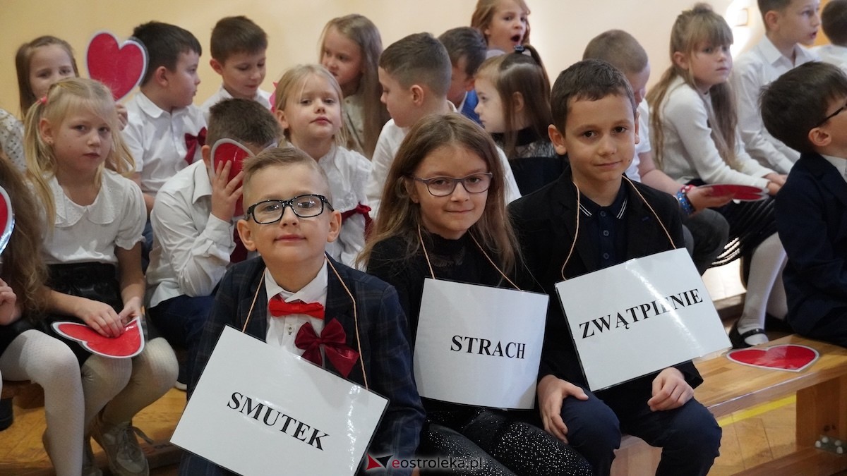Uroczysty Dzień Patrona w SP nr 6. Święto Orła Białego i... wielka niespodzianka dla uczniów! [7.11.2025] - zdjęcie #161 - eOstroleka.pl