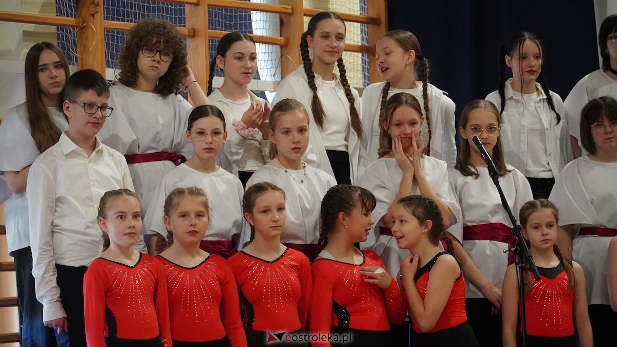 Uroczysty Dzień Patrona w SP nr 6. Święto Orła Białego i... wielka niespodzianka dla uczniów! [7.11.2025] - zdjęcie #149 - eOstroleka.pl