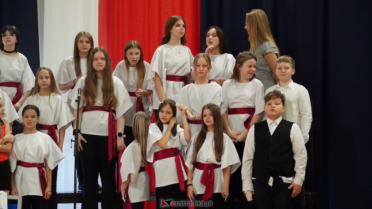 Uroczysty Dzień Patrona w SP nr 6. Święto Orła Białego i... wielka niespodzianka dla uczniów! [7.11.2025] - zdjęcie #147 - eOstroleka.pl