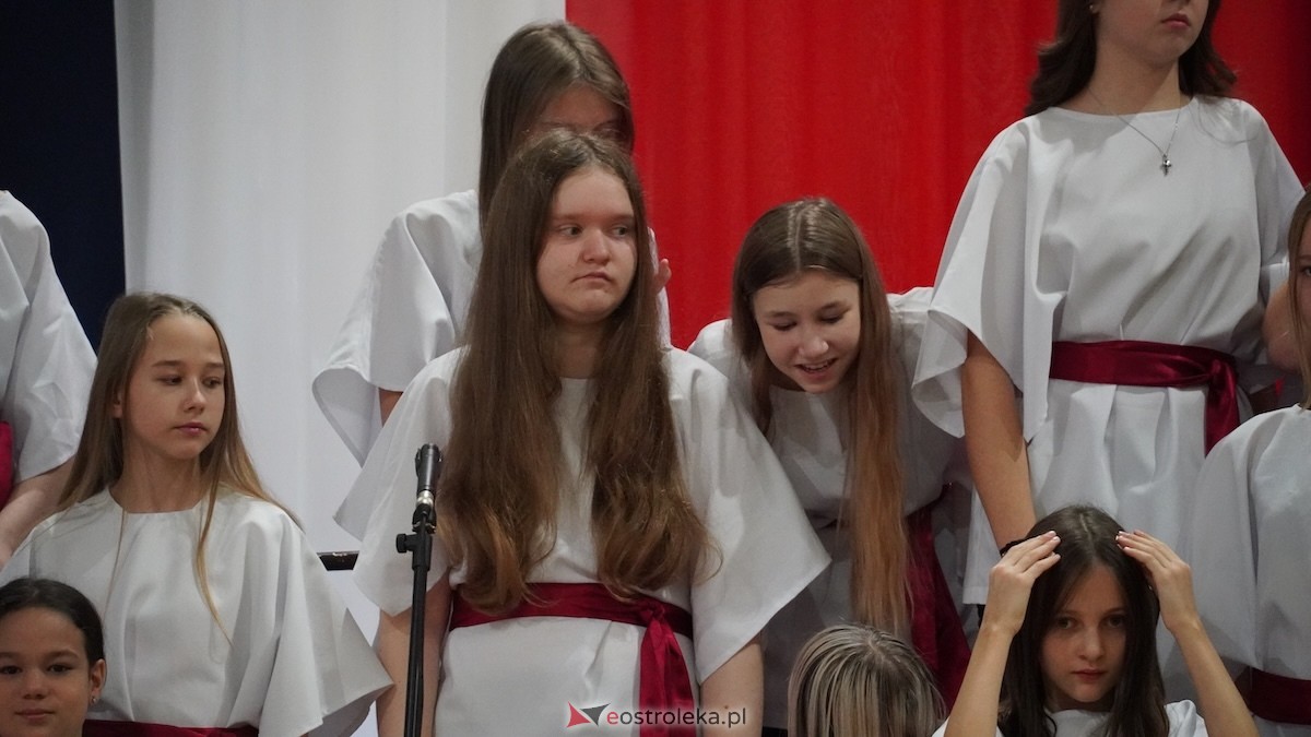 Uroczysty Dzień Patrona w SP nr 6. Święto Orła Białego i... wielka niespodzianka dla uczniów! [7.11.2025] - zdjęcie #146 - eOstroleka.pl