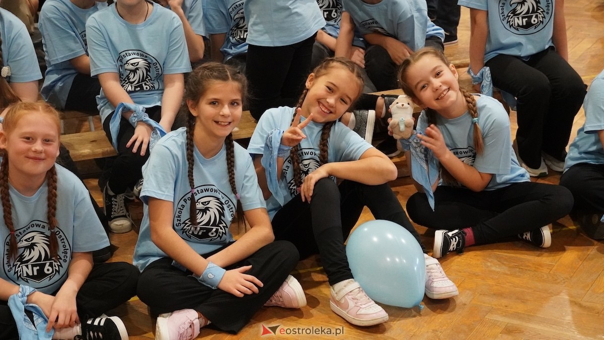 Uroczysty Dzień Patrona w SP nr 6. Święto Orła Białego i... wielka niespodzianka dla uczniów! [7.11.2025] - zdjęcie #140 - eOstroleka.pl