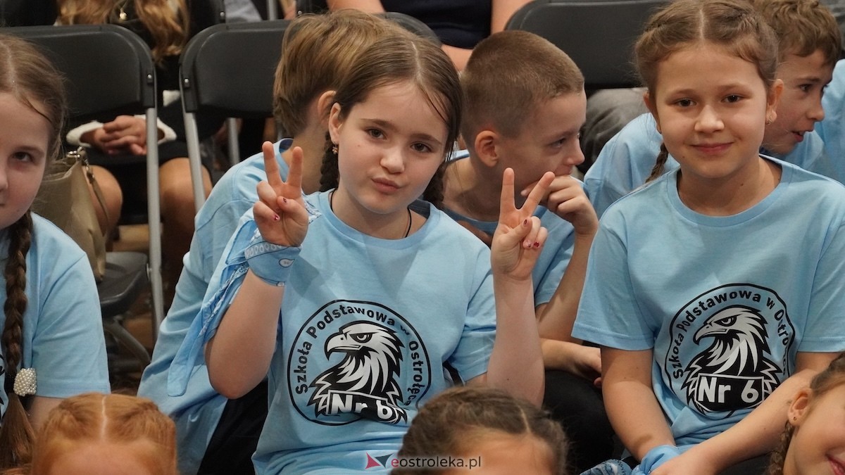Uroczysty Dzień Patrona w SP nr 6. Święto Orła Białego i... wielka niespodzianka dla uczniów! [7.11.2025] - zdjęcie #136 - eOstroleka.pl