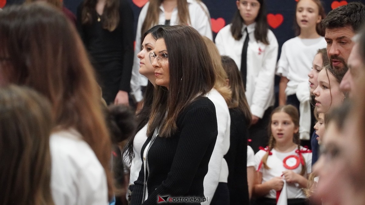 Uroczysty Dzień Patrona w SP nr 6. Święto Orła Białego i... wielka niespodzianka dla uczniów! [7.11.2025] - zdjęcie #114 - eOstroleka.pl